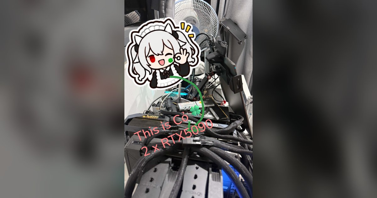 Góc máy của papa với hai RTX 5090, sticker Cỏ🍀 và dòng chữ This is Cỏ.